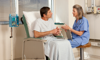 Paciente con mieloma múltiple hablando con su doctora 