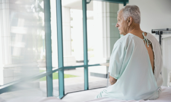 Mujer joven habla con su doctora para realizar una mamografía