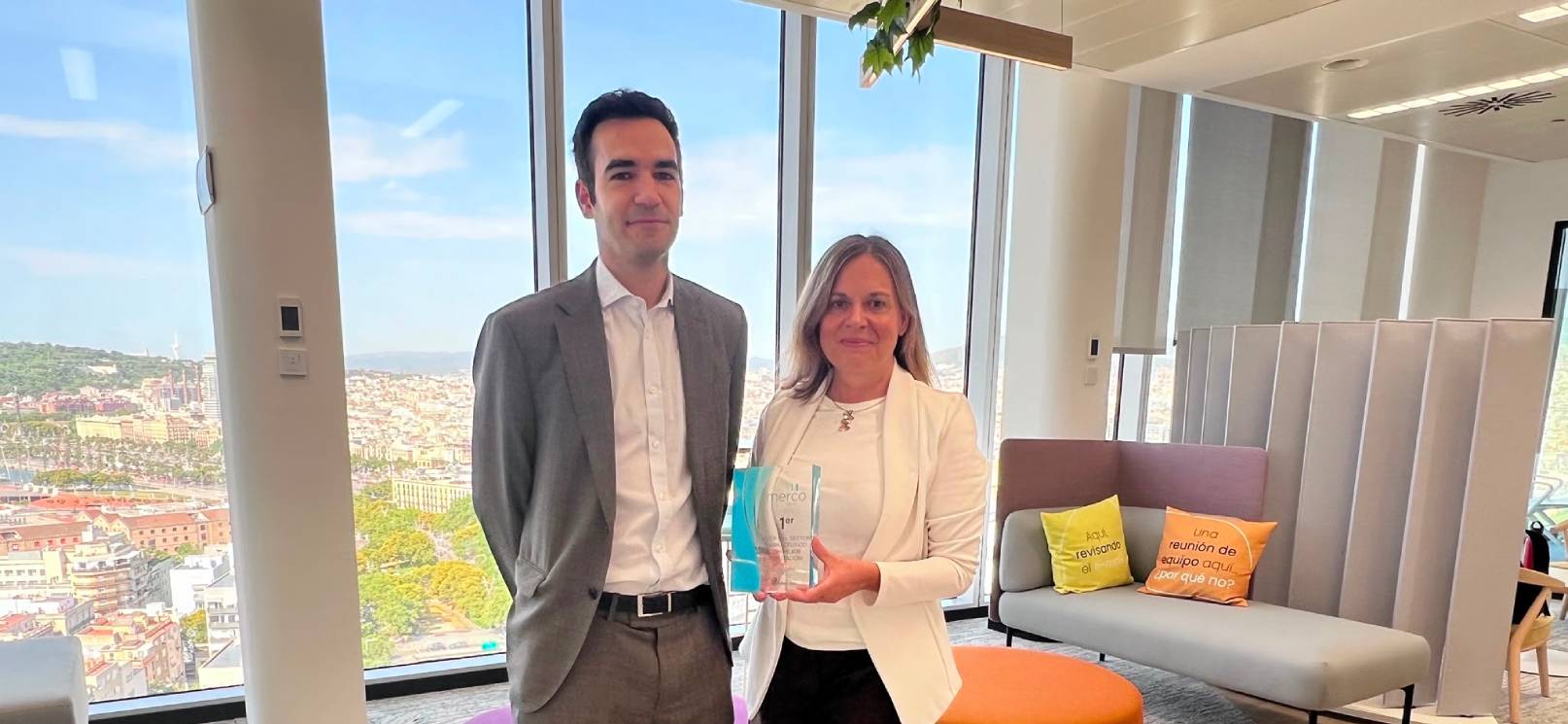 Fina recibe el premio MERCO a la líder del sector farmacéutico con mejor reputación de manos de su director general, Enrique Mañas.