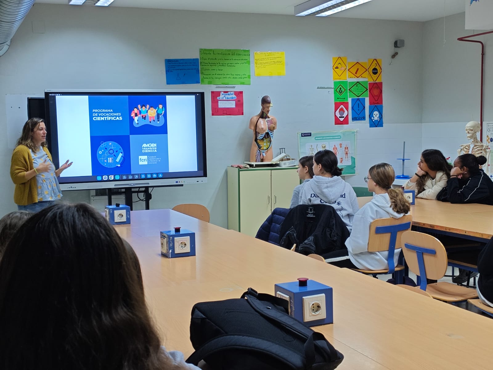 La investigadora del Centro Andaluz de Biología del Desarrollo, Ana Bastos Neto, durante la sesión práctica ‘Las piezas del puzle en la biología del desarrollo’ en el IES Alminar, Bollullos de la Mitación, Sevilla.