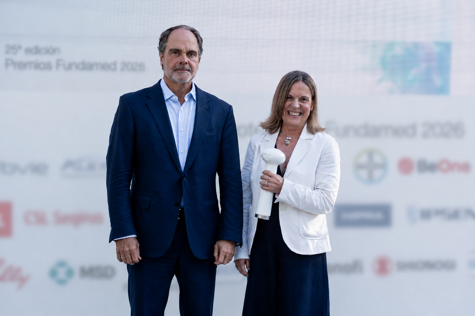 Fina LLadós recibe el premio Fundamed a la Ejecutiva del Año de manos de Santiago de Quiroga